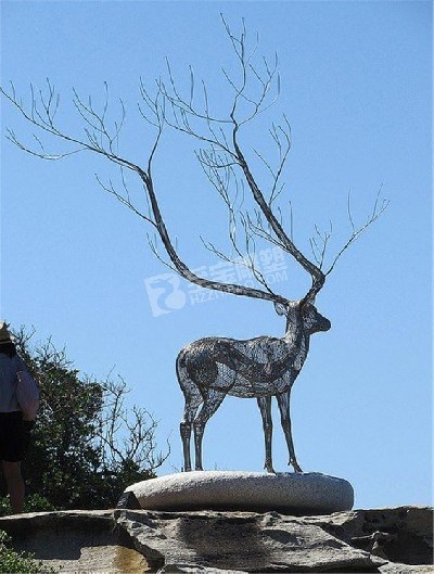 戶(hù)外鏤空鹿不銹鋼雕塑定制